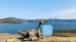 池田湖とイッシー像