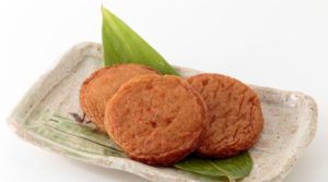 お皿に乗った丸いさつま揚げ