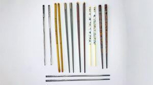 日本の塗り箸、韓国の銀の箸、中国の象牙と竹の箸、タイの木の箸が並んだ画像