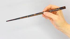 1本の箸の上部を鉛筆握りする画像