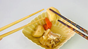 箸から箸へ直接食べ物を渡す箸渡しの画像