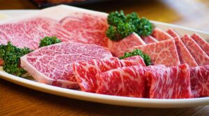 お皿の上にカットされて綺麗に並んでいる焼肉、ステーキ用の牛肉